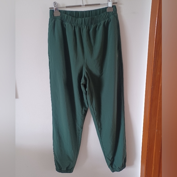 ⚡️SALE⚡️GapFit Reversible Runaround Joggers in 'Green Outdoors', Size Small - Picture 5 of 11